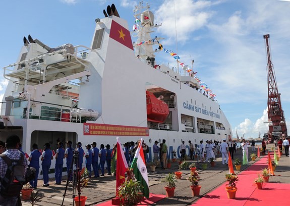 印度海岸警衛隊力量東面司令部在欽奈港為編號8001越南海警船的抵達訪問舉行隆重的歡迎儀式。（圖源：德幸）