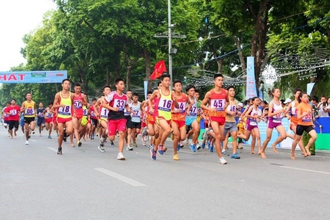 運動員正在跑步決賽中。