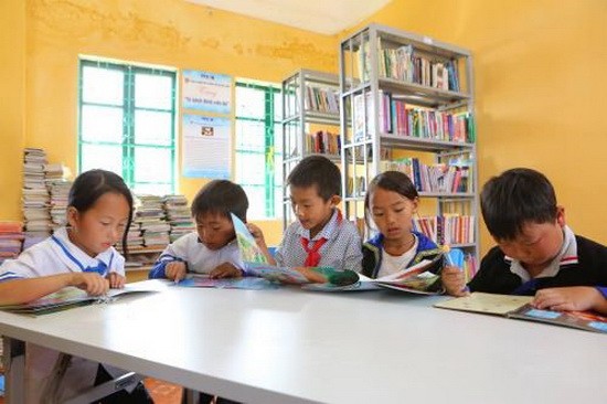 偏遠山區的兒童在圖書館裡看書。