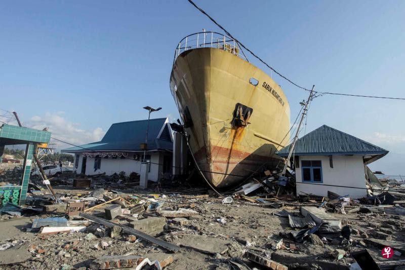 在印尼中蘇拉威西省浪加拉縣重災區，偌大的船隻也抵不住海嘯的威力，被直推上岸插入民宅之間。 （圖源：路透社）