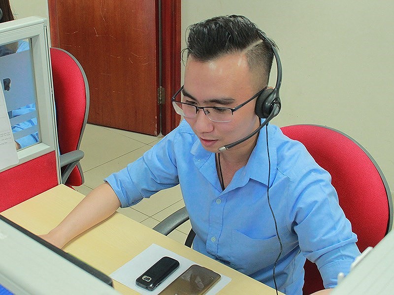 1022 號技術基礎設施熱線電話總台員張晉海。