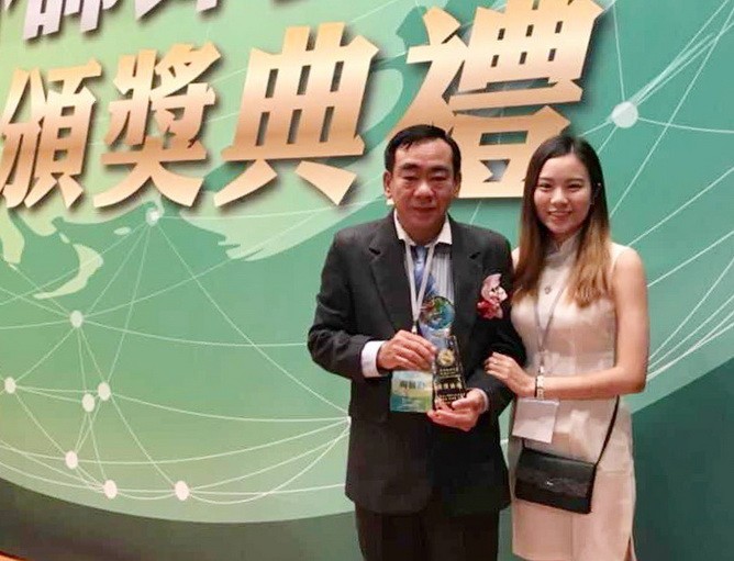 周智勤老師與女兒喜迎華文教學獎。