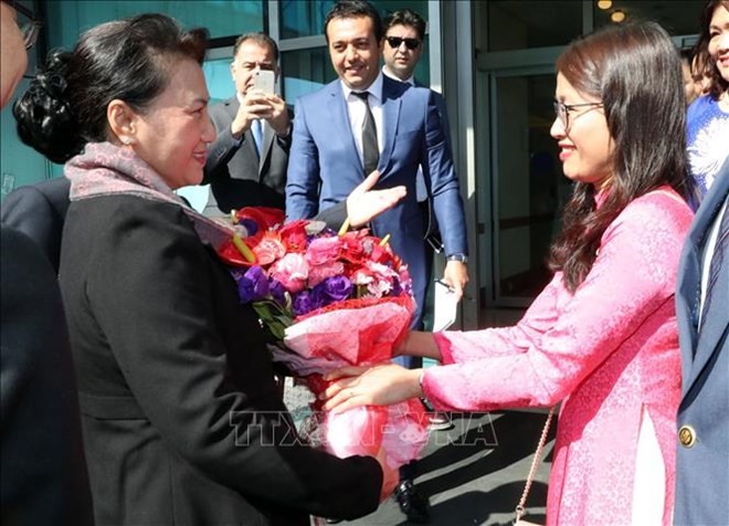 國會主席阮氏金銀與越南國會高級代表團抵達土耳其伊斯坦布爾市。（圖源：越通社）