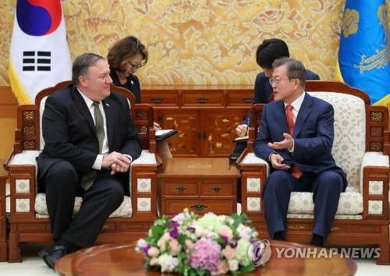 10月7日，在青瓦台，韓國總統文在寅（右）接見美國國務卿蓬佩奧。（圖源：韓聯社）
