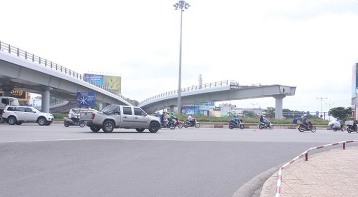 施工中的阮儉與阮泰山街鋼鐵高架橋項目橫跨交通樞紐的一分支橋。（圖源：保平）