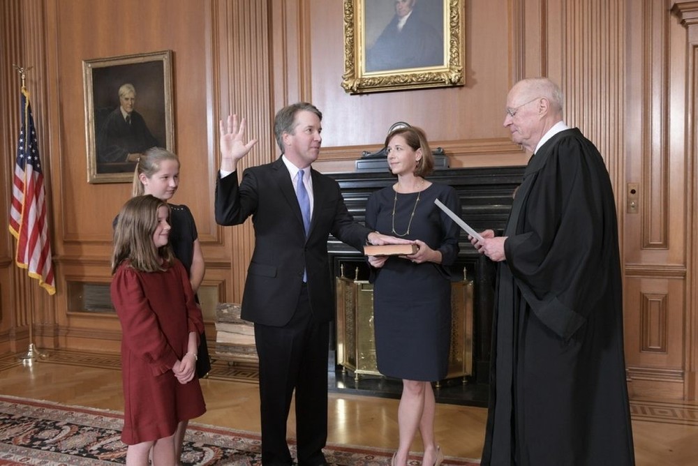 卡瓦諾宣誓就任美國最高法院大法官。（圖源：Getty Images）