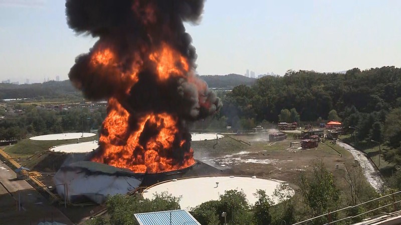 韓國儲油罐起火爆破並釋放有毒氣體。（圖源：互聯網）