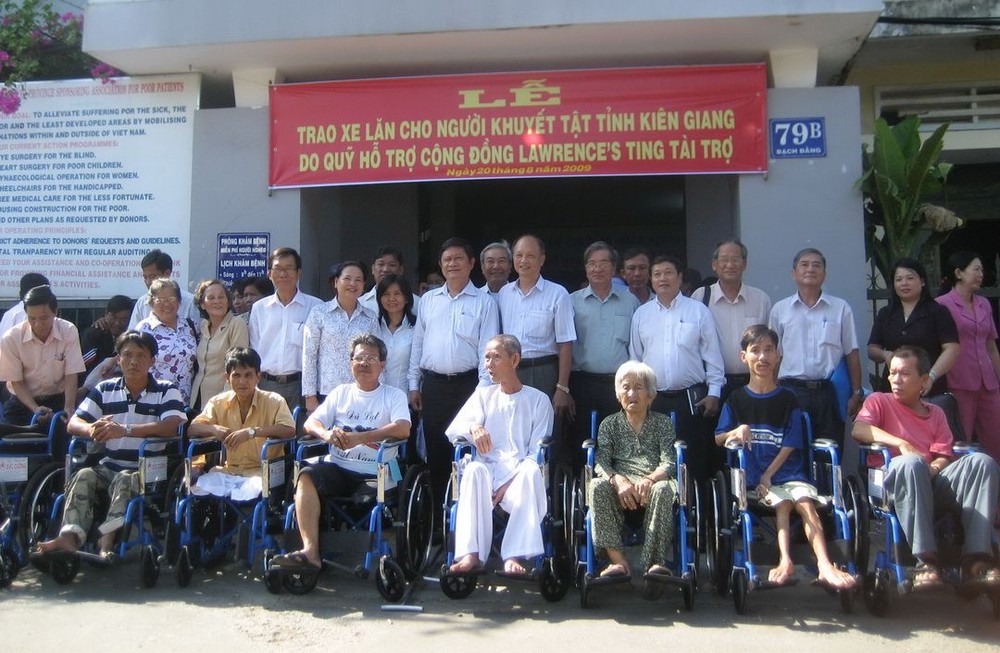 殘疾人士獲捐贈「愛心輪椅」。