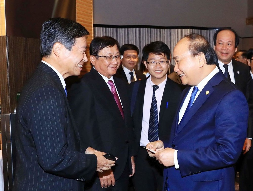 政府總理阮春福與日本企業交談。（圖源：越通社）