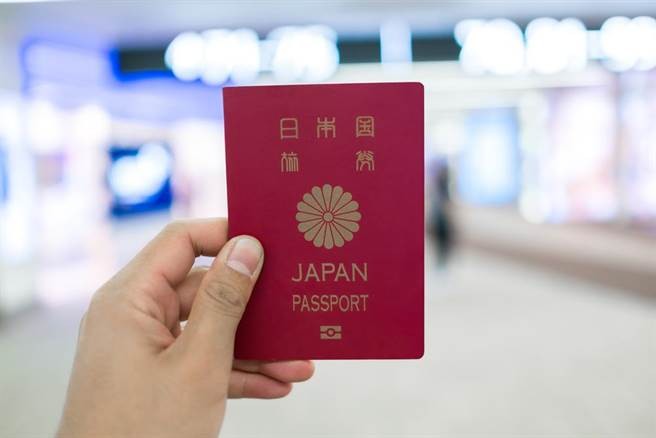 日本護照可免簽證自由通行190個國家及地區，以一國之差超越了新加坡排在榜首，成為“全球最強護照”。（圖源：互聯網）