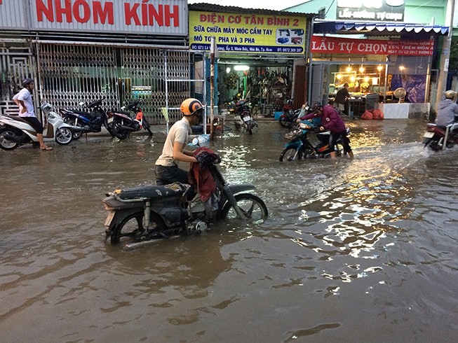 第七郡黃晉發街水淹情況令民眾苦不堪言。	