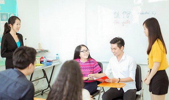 市商業華語培訓中心學生在上課交流。