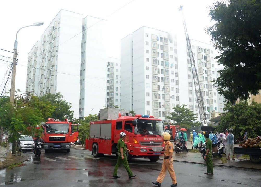 消防隊趕抵現場滅火，並展開救援工作。（圖源：越通社）