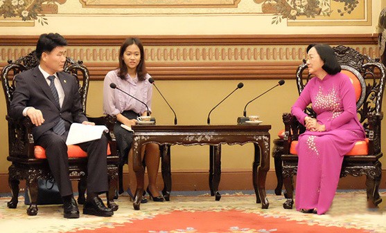 市人民議會副主席張氏映（右）接見韓國京畿道議會副議長金元基。（圖源：VOH）