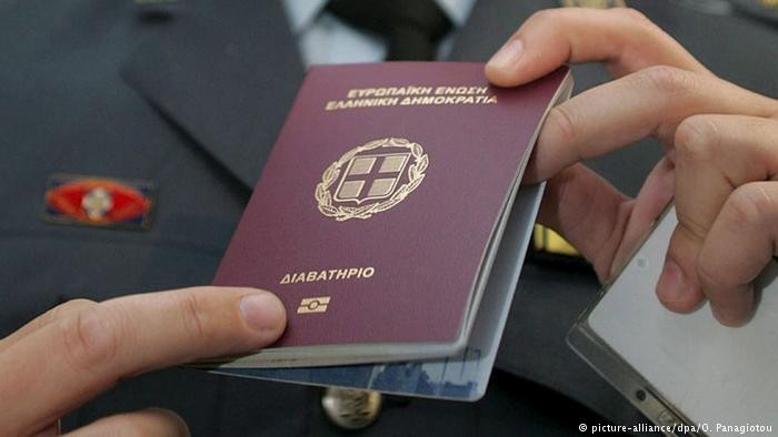 歐盟“黃金簽證”將帶來洗錢風險。圖為希臘護照。（圖源：DPA）