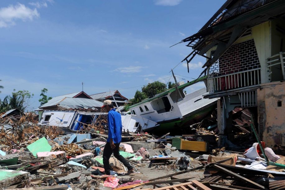10月5日，在印度尼西亞中蘇拉威西省棟加拉縣，災民在房屋廢墟中尋找可用物品。（圖源：新華網）