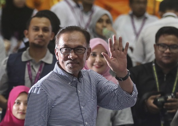 馬來西亞前副總理安瓦爾以逾71%的得票率當選，重返國會。（圖源：EPA）