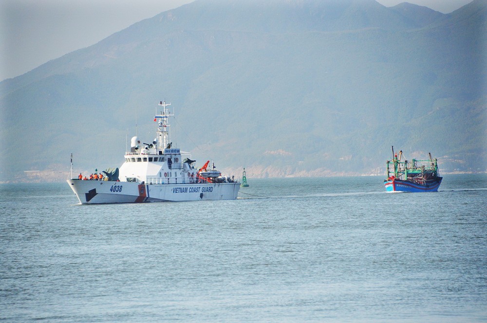 CSB 4038海警船成功將遇險漁船拖曳運達歸仁市48海團港。（圖源：南中）