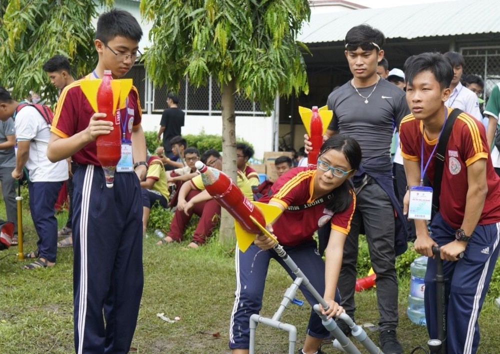 學生參加放射水火箭比賽。