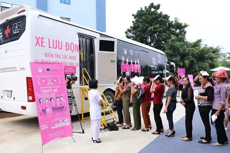 女士們排著隊上專用車接受免費乳腺癌篩檢及早期乳腺癌診斷服務。（圖源：BTC）