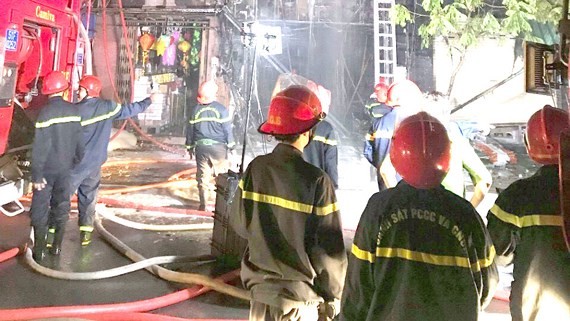 消防警察在本市某結合經營的住房滅火。