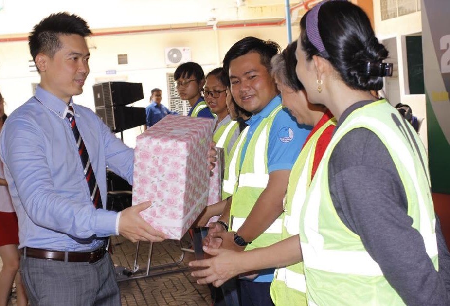 黃敬樺副董事長向第一郡婦女及青年贈送禮物。