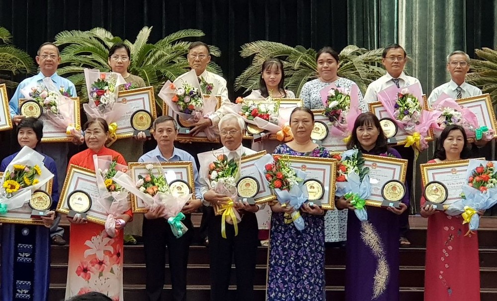華人民運幹部王沛川(後排左三)獲表彰。