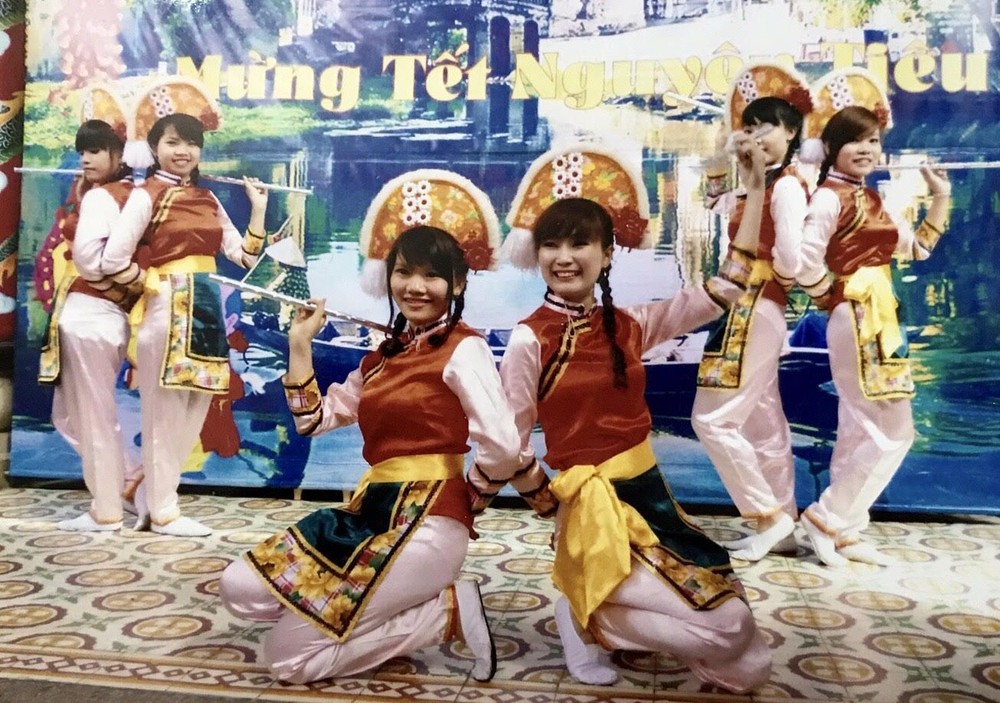 蓮花歌舞團今春在會安表演舞蹈。