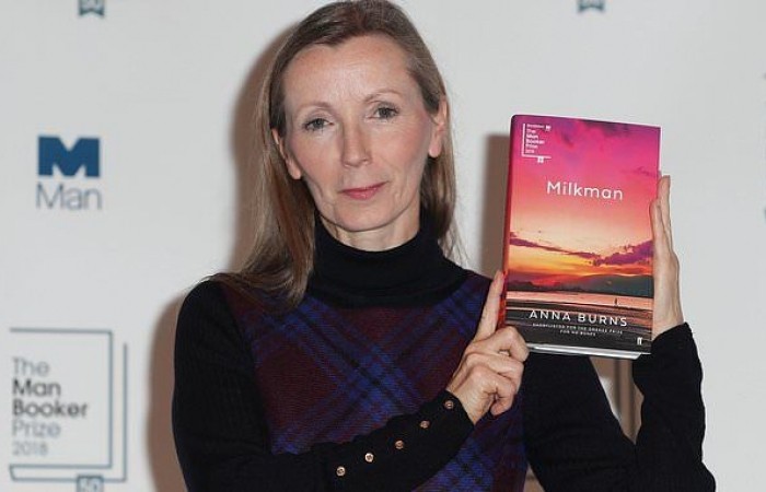 2018年度英國布克文學獎當地時間16日晚揭曉，英國女作家安娜‧伯恩斯憑藉小說《送奶工》獲此殊榮。（圖源：互聯網）
