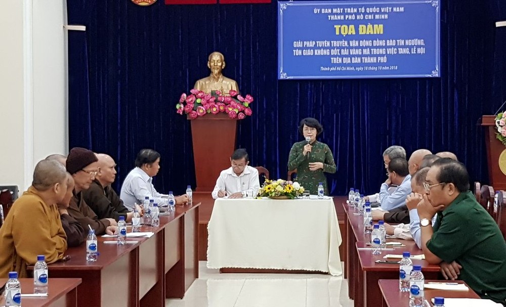 市越南祖國陣線委員會主席蘇氏碧珠與各寺廟、華人會館代表出席座談會。