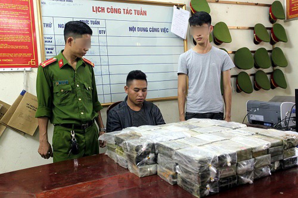 被逮捕的嫌犯江亞怡（中）與海洛因物證。（圖源：段新）