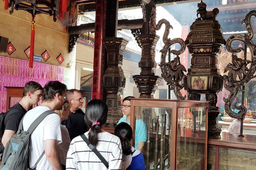 外國遊客正在參觀有逾 300 年歷史的穗城會館。