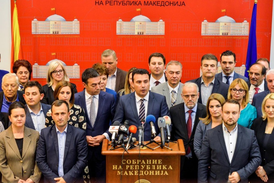 馬其頓議會當地時間19日投票通過政府啟動修改憲法進程的動議，為馬其頓更改國名鋪路後，總理扎埃夫向媒體發表講話。（圖源：路透社）