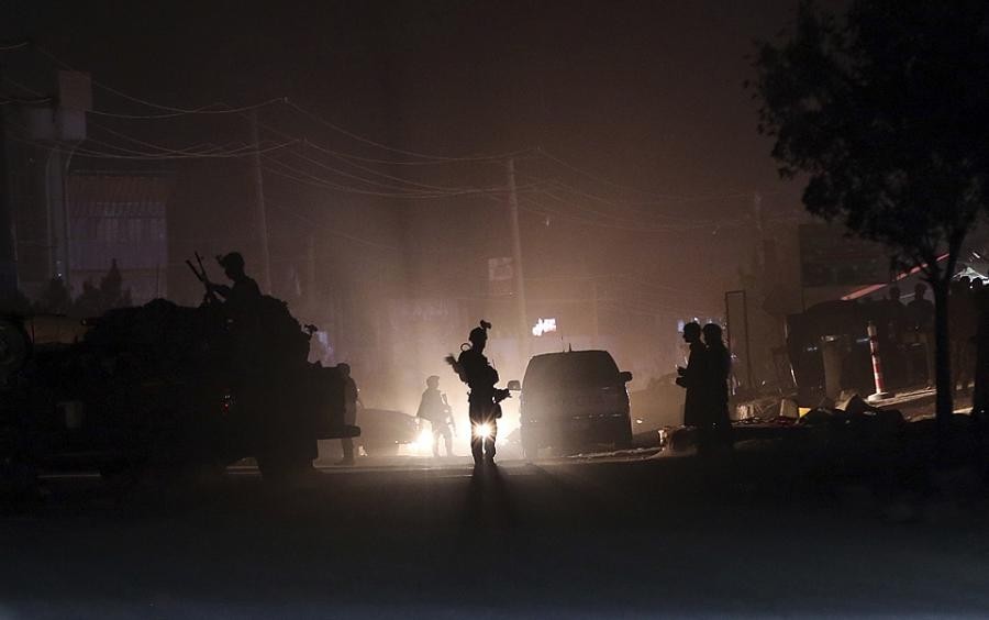 10月20日，在阿富汗喀布爾，安全人員封鎖一處襲擊現場附近道路。（圖源：AP）