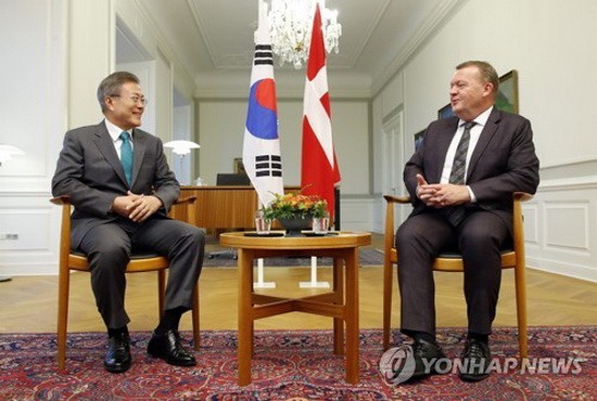 當地時間10月20日，在丹麥哥本哈根克裏斯蒂安堡宮，韓國總統文在寅（左）同丹麥首相拉斯穆森進行交談。（圖源：韓聯社）