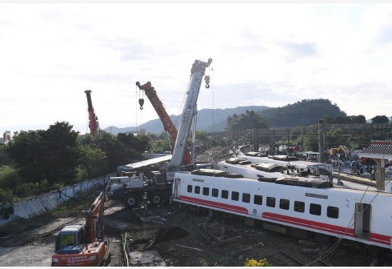 台鐵普悠瑪6432次列車10月21日在台灣宜蘭新馬站附近出軌，已致18人死亡、187人受傷。經搶修10月22日清晨，西線恢復單線雙向行車。（圖源：新華網）