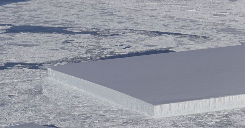 美國航空航天局(NASA)專家日前乘坐飛機飛越南極進行觀測時，意外拍攝到一個奇特的冰山，它的外型異常平整、有棱有角，就像經人切割的完美長方體，令人驚歎大自然的鬼斧神工。（圖源：推特）
