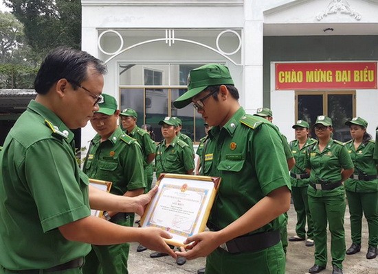 遊客輔助保護中心主任陳維源向兩名抓捕劫匪青年突擊隊員頒發獎狀。（圖源：梅花）
