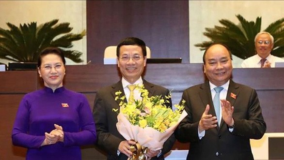 阮春福總理和國會主席阮氏金銀祝賀阮孟雄同志。（圖源：黎堅）