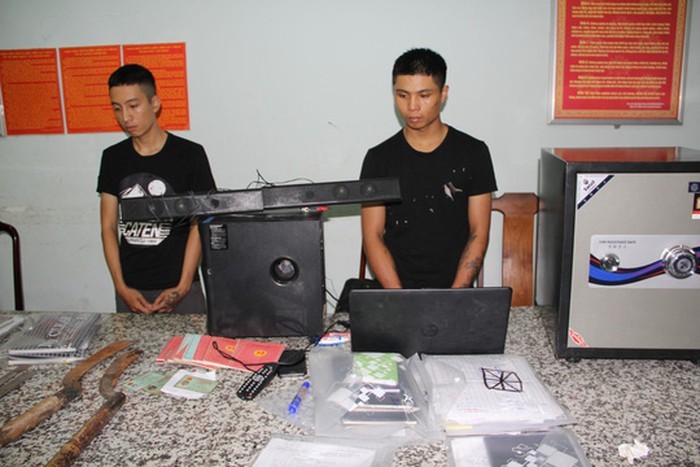 被扣押的2名嫌犯阮海商和鄧進才，以及扣留的物證。（圖源：N.Phú）