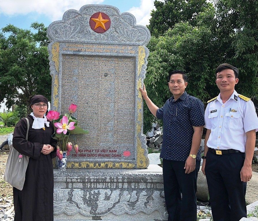 慶和省長沙島縣代表接受駐韓國越南佛子協會寄送的銘記葛麻島戰士紀念碑。（圖源：文玉）