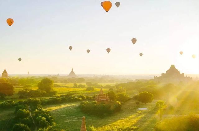 上十個熱氣球在蒲甘空中漂浮，帶來難得一見的壯美景觀。