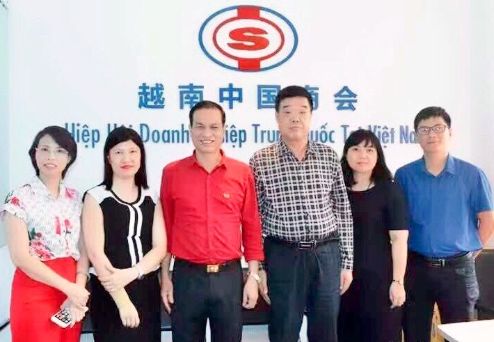 越南紅十字會副主席陳國雄一行4人昨(25)日專程到越南中國商會拜訪。