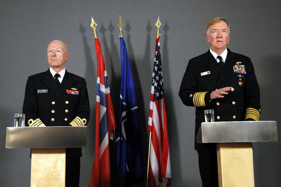 10月25日，在挪威首都奧斯陸，挪威國防司令、海軍上將哈康·布倫－漢森（左）和美國海軍上將詹姆斯·福戈介紹軍演情況。（圖源：新華網）