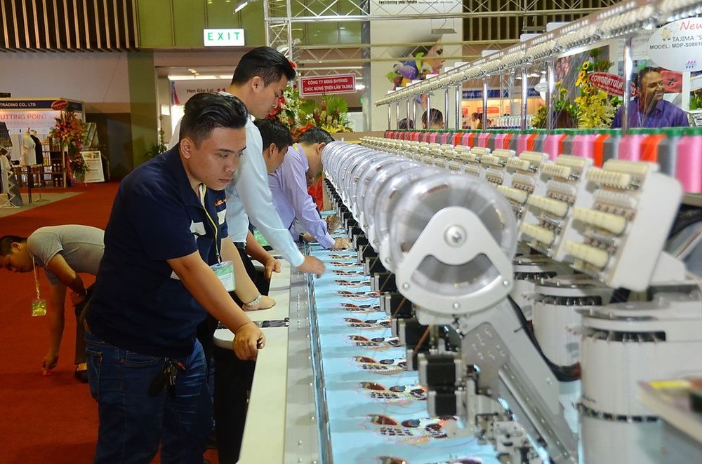 眾多業者參觀紡織製衣展覽。