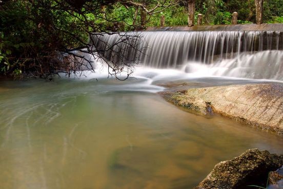 來到“梅”瀑布的熱水湖，遊客可以探索大自然並在熱水、泥漿裡浸泡。