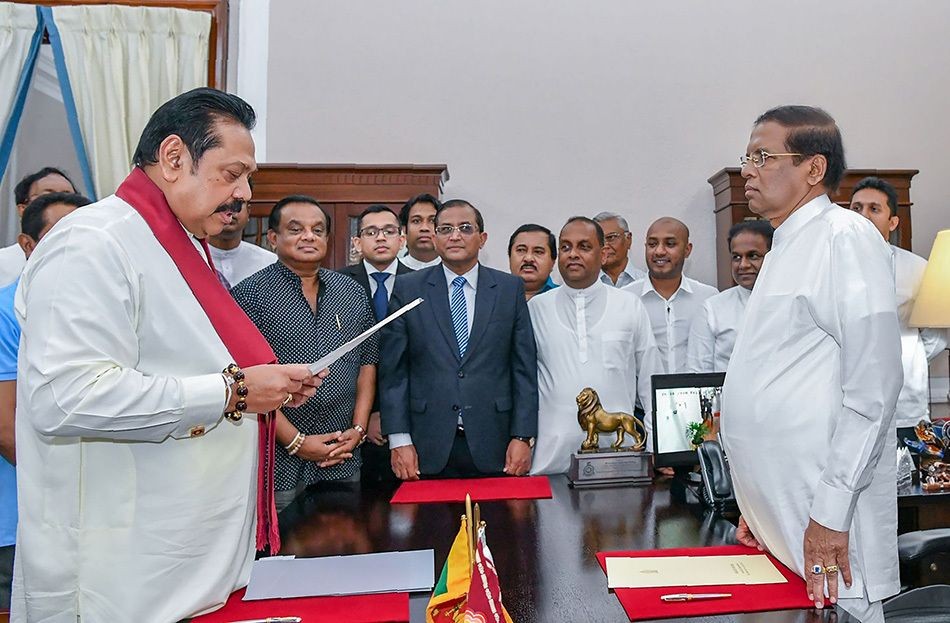斯里蘭卡前總統拉賈帕克薩（前左）26日在科倫坡宣誓就任總理。（圖源：新華網）