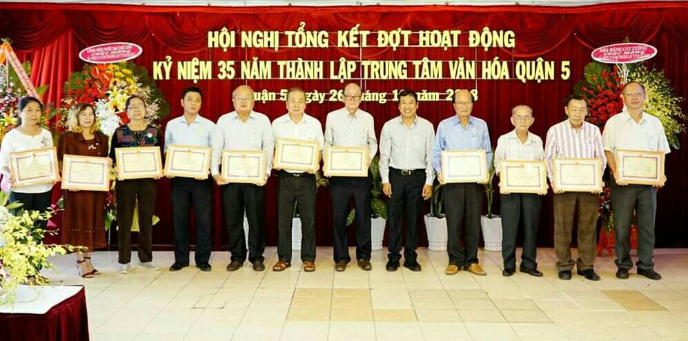 該中心頒獎給各華人會館與社團代表。