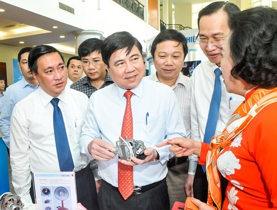 市人委會主席阮成鋒與支柱工業商品生產企業交換意見。