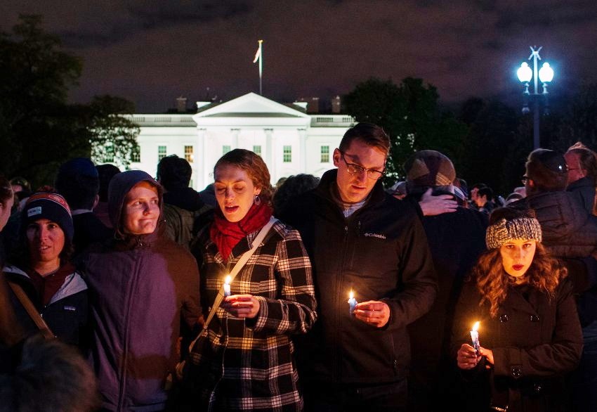 美民眾參加燭光守夜活動，紀念猶太教堂槍擊案遇難者。（圖源：互聯網）